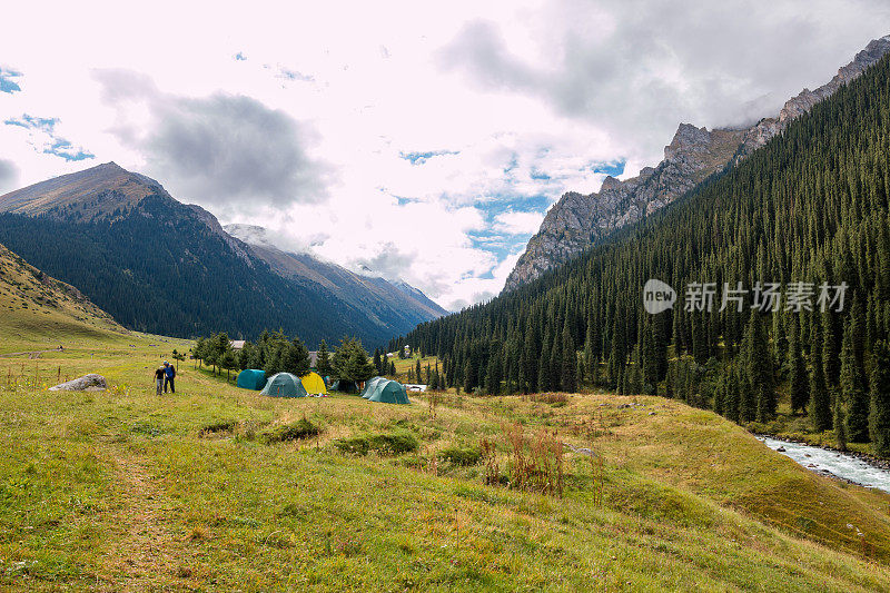 在山谷中的帐篷基地