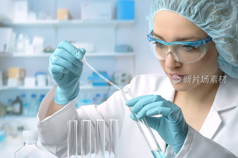 年轻女性技术人员或科学家进行蛋白质分析
