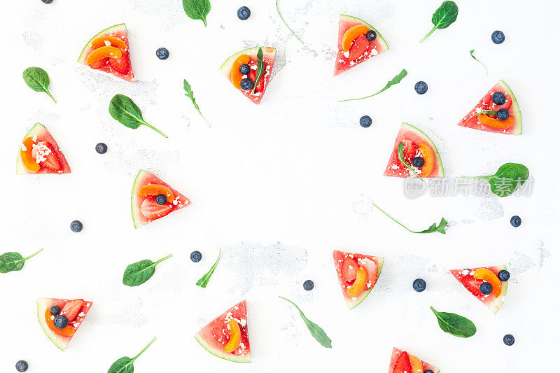 用西瓜、草莓、蓝莓、杏子做成的切片水果披萨