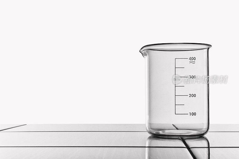 实验室的玻璃器皿放在桌子上。