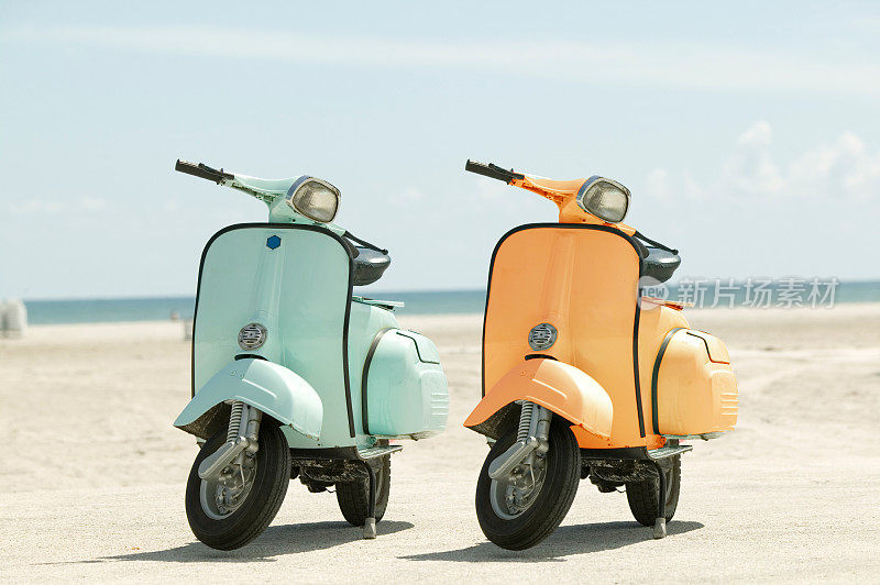 海滩上的两辆摩托车