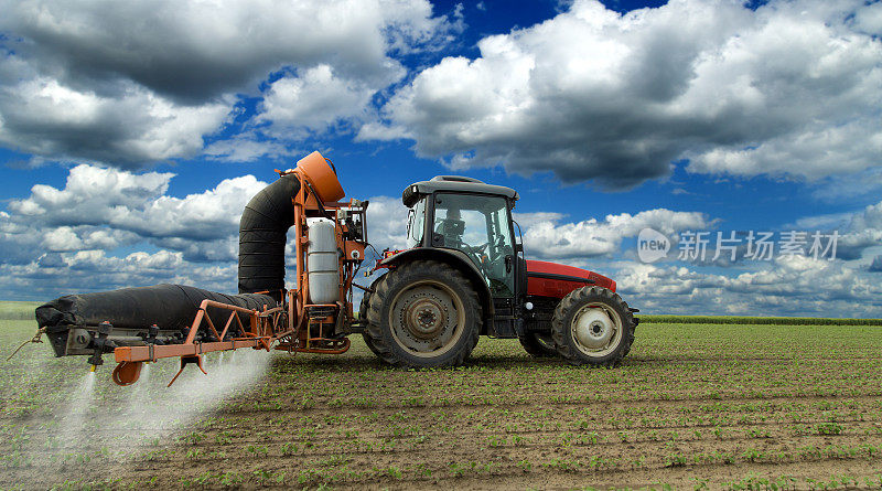 拖拉机用喷雾器、农药、除草剂喷洒大豆作物田
