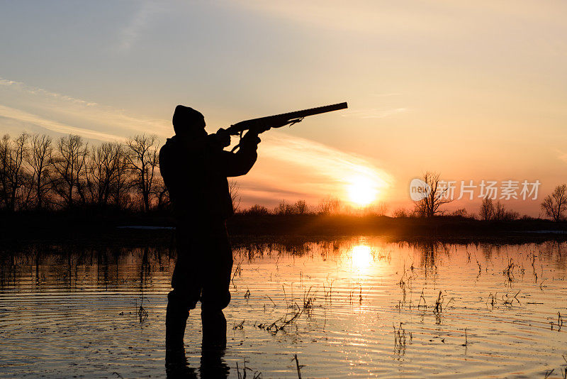 猎人在日落时分。