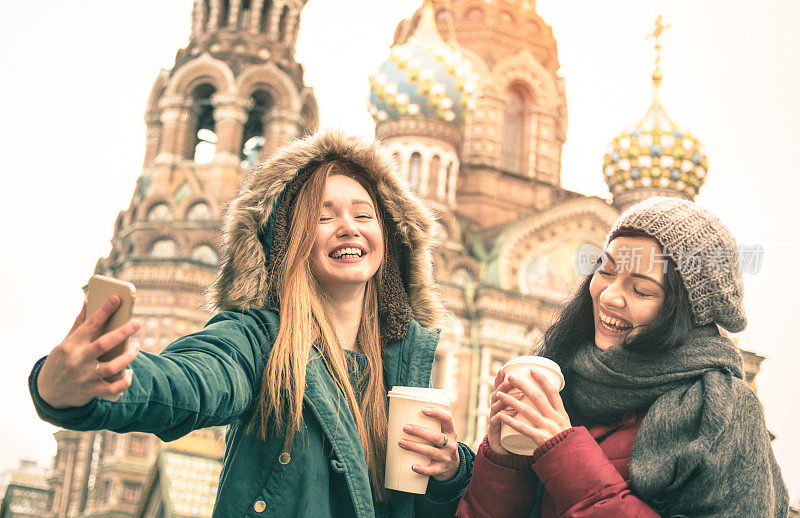 在俄罗斯圣彼得堡拍摄冬季自拍的快乐女友们
