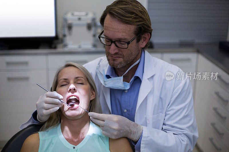 牙医用工具检查一个女人