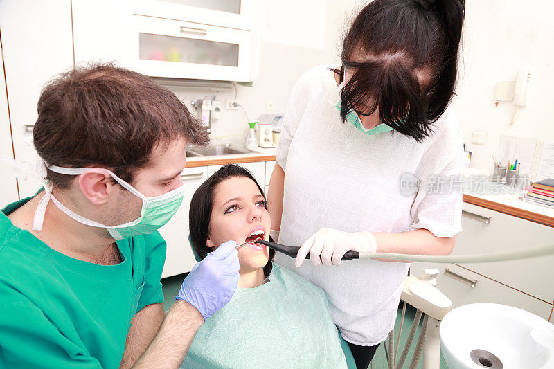 牙医从事牙齿护理工作
