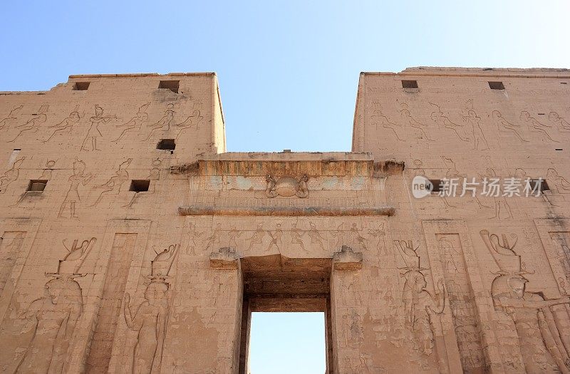 Edfu寺的正门上有第一座尖塔。