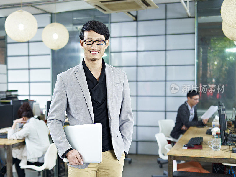 年轻的亚洲企业家的肖像