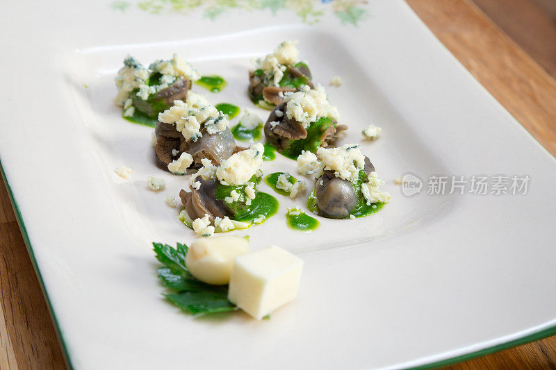 可食用的蜗牛配香蒜沙司和蓝奶酪。