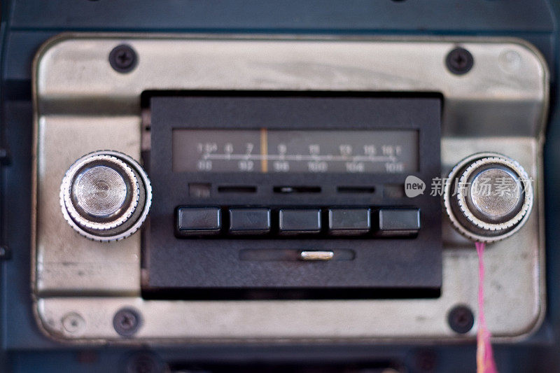 老式的双旋钮汽车收音机