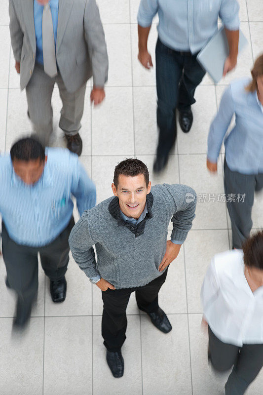 快乐的年轻人和其他人一起走在他身边