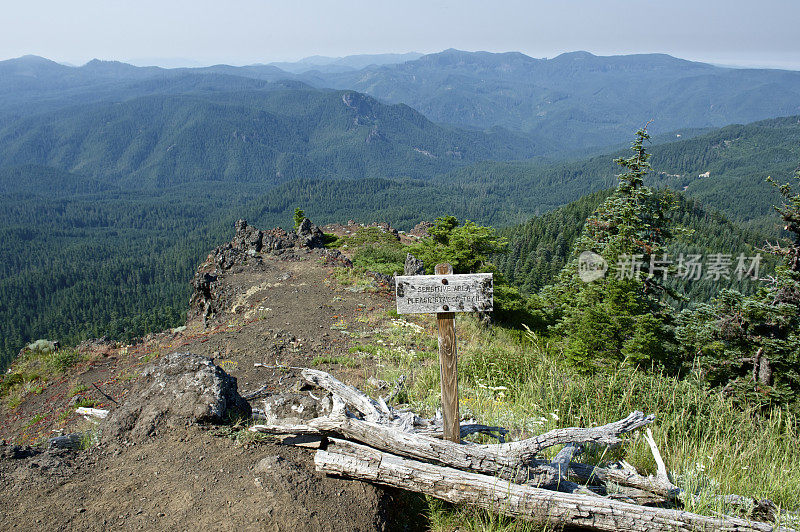 西俄勒冈山峰敏感区标志岩石露头