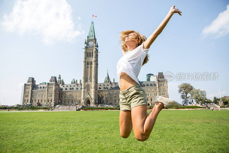 一个年轻女子在渥太华议会上跳得很高