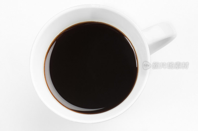 白底白杯里的热黑咖啡