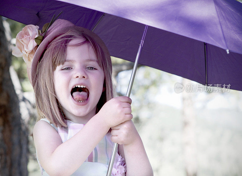 戴着复古帽子带着紫色雨伞的小女孩在大叫