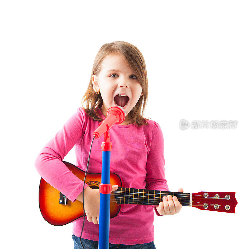 快乐的小女孩唱歌