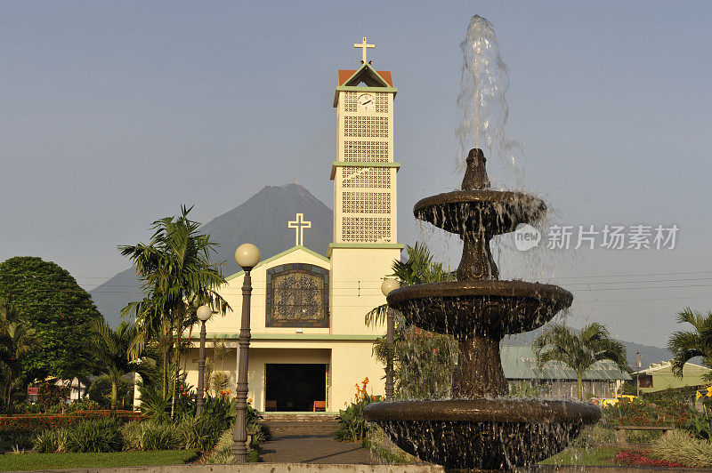 阿雷纳尔火山，教堂和喷泉，哥斯达黎加的福尔图纳