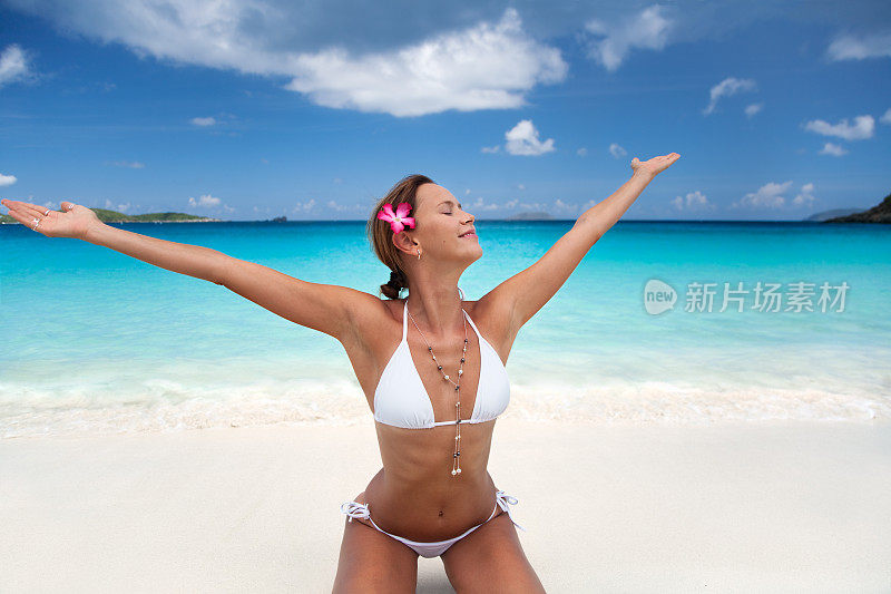 加勒比海海滩上的快乐女人