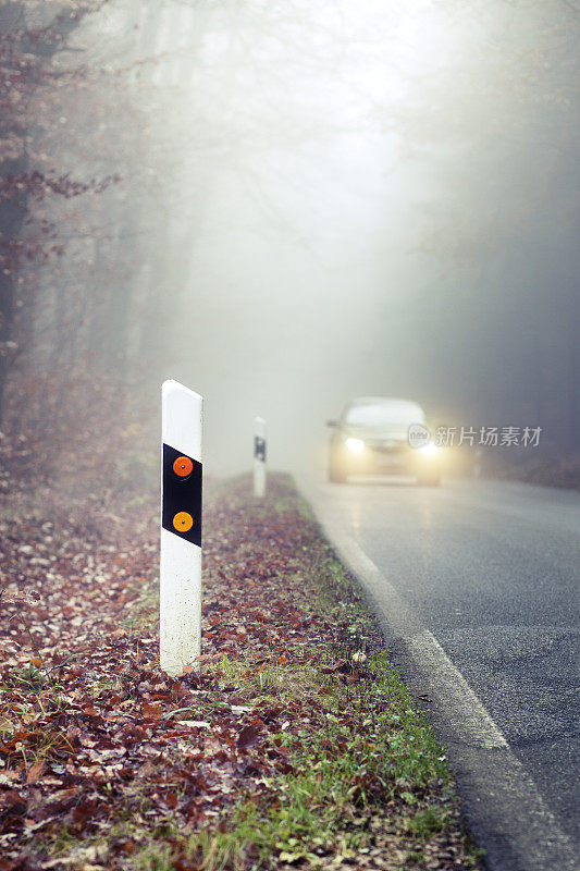 乡村道路上有浓雾，迎面驶来的车辆