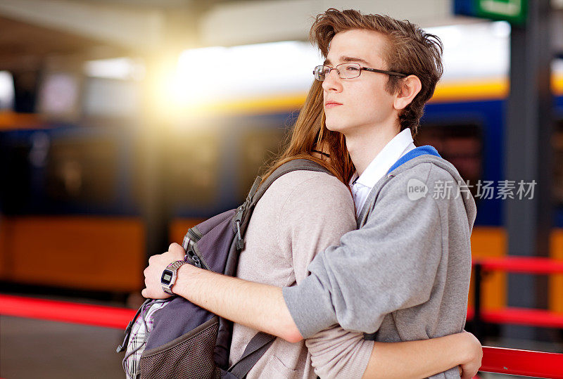 背景是一名年轻男子在火车上拥抱一名女子