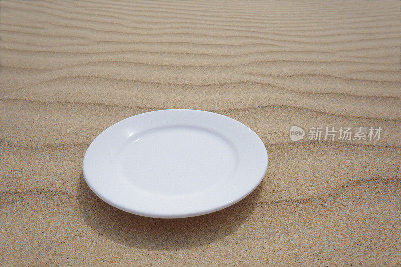 沙上的白色盘子