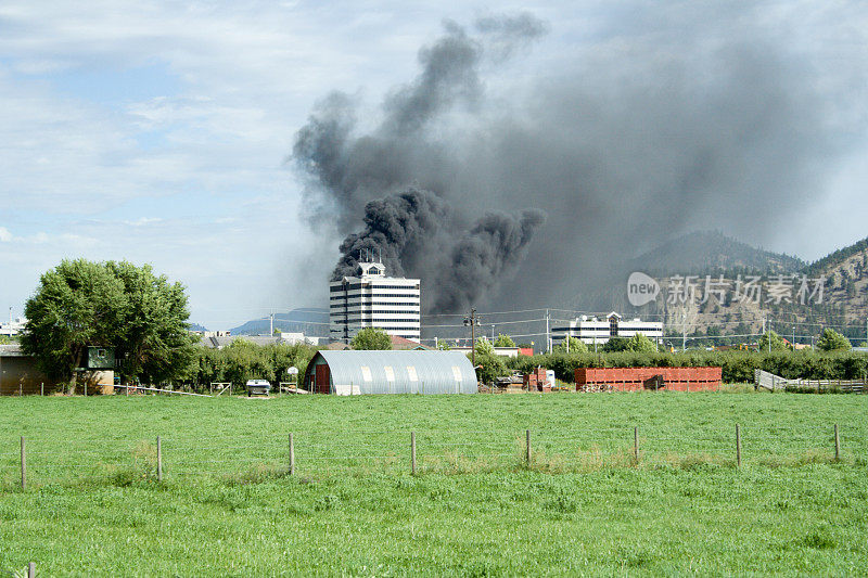 大楼着火了