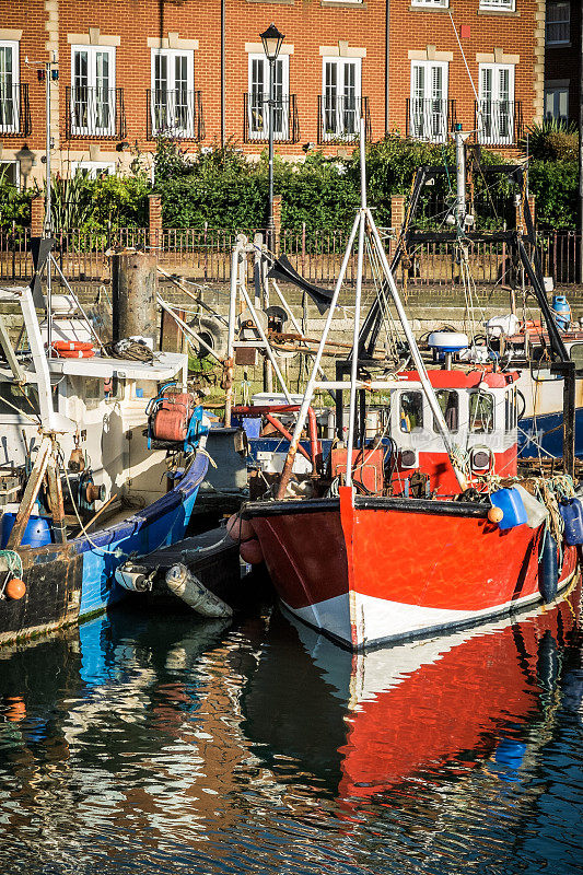 英国老朴茨茅斯坎伯码头的渔船