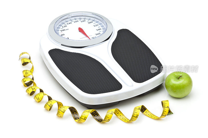体重秤，卷尺和苹果，节食概念。
