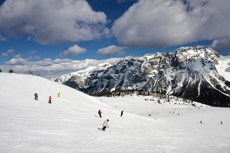 Dolomiti的滑雪者