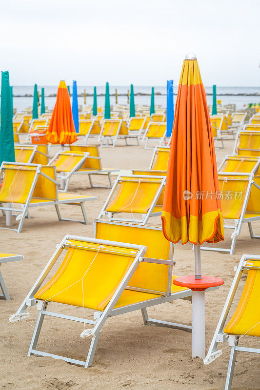 沙滩上的太阳椅