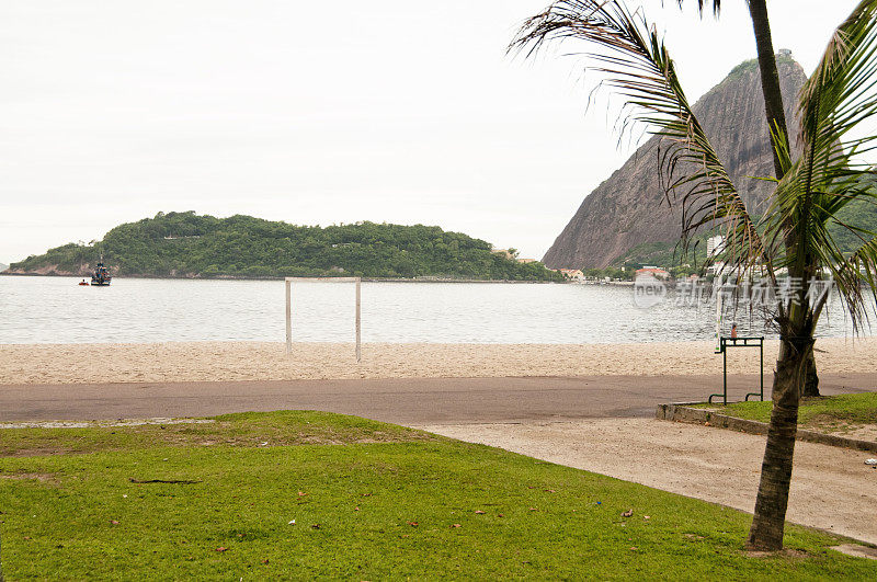 草地俯瞰弗拉门戈海滩，巴西里约热内卢。