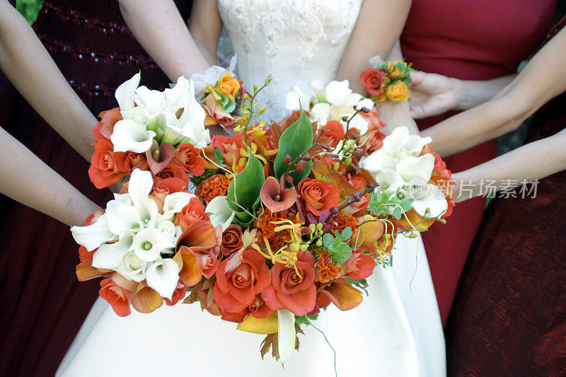婚礼花束和伴娘的花束彩色鲜花婚礼