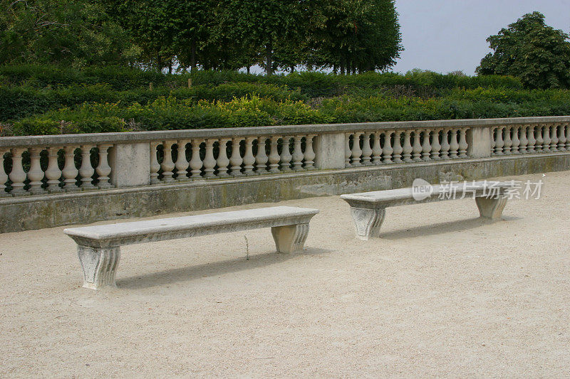 卢浮宫的石凳