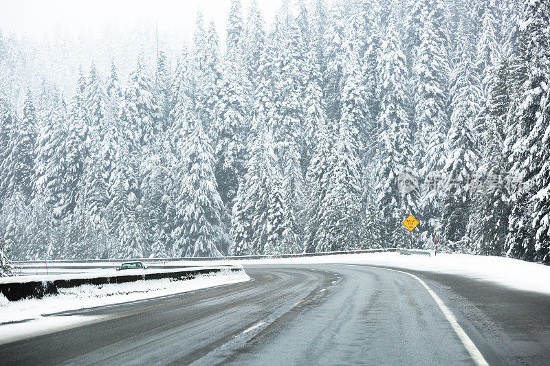 雪冬山高速公路旅行-爱达荷州I-90