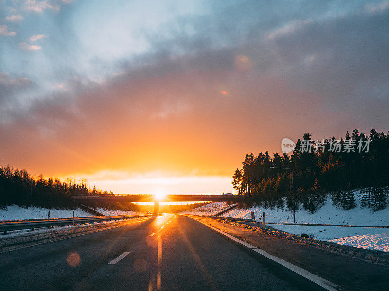 冬天在瑞典Norrland的路