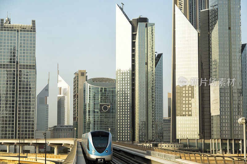 迪拜金融区的地铁和写字楼
