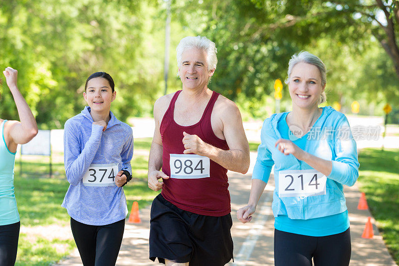 老年人在阳光公园参加马拉松或5公里赛跑