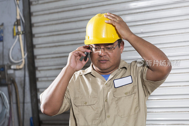 西班牙裔工人戴安全帽