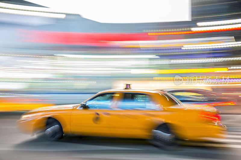 在纽约曼哈顿超速行驶的黄色出租车