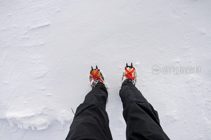 冰上攀登者站在雪地里