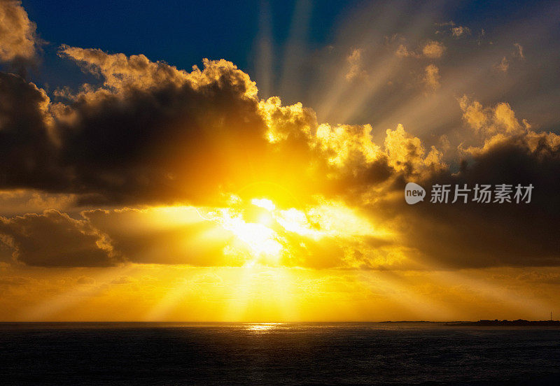 金色的夕阳阳光透过云照耀海洋天堂的灵感