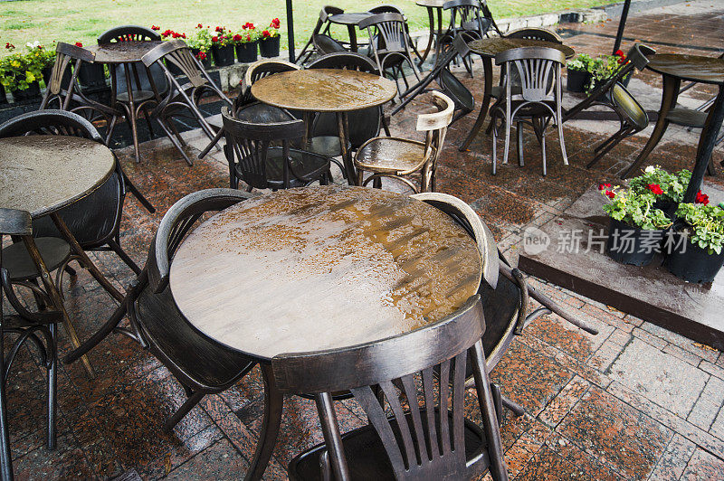 咖啡厅的湿桌子因为下雨