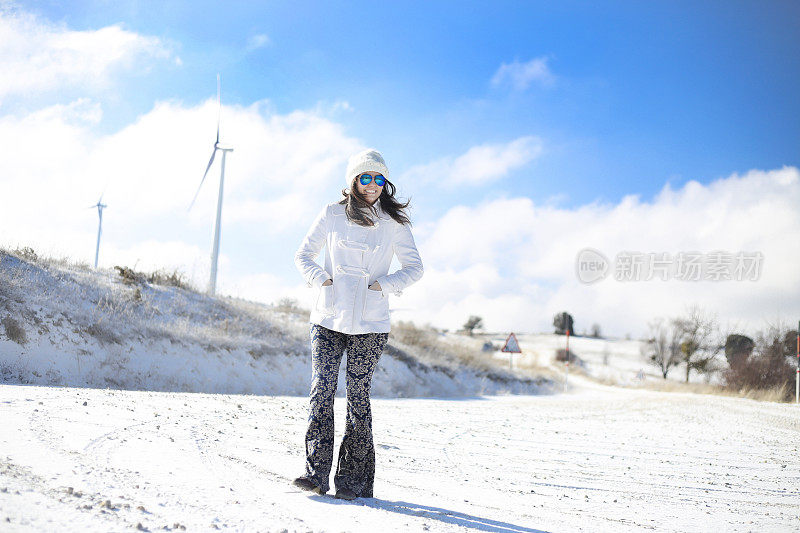 美丽的女孩走在冰天雪地里，人走路