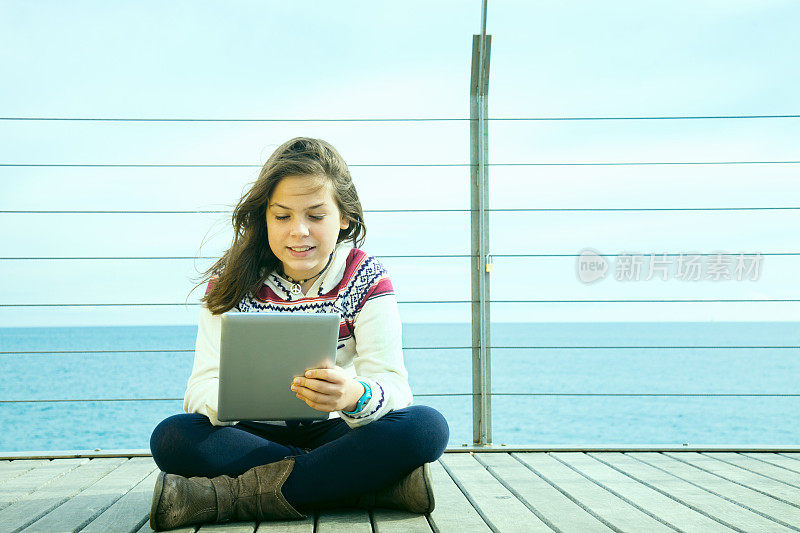 孩子们在户外，在海边，使用Ipad