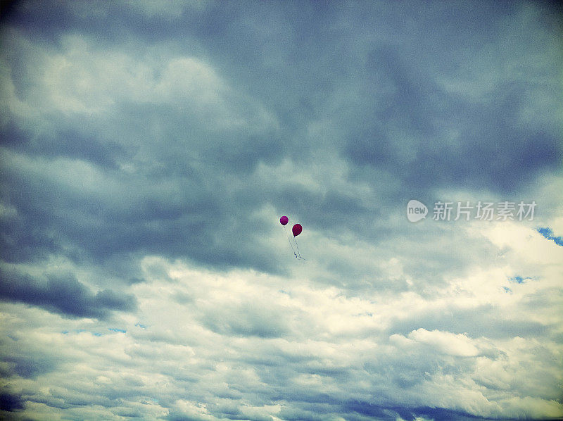 红气球在多云的秋天天空飞行