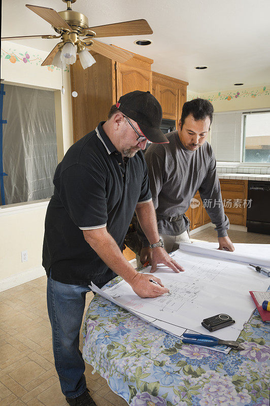 建筑工人正在审查厨房改造计划