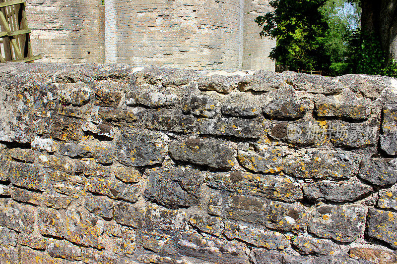 图像显示一个质朴的鹅卵石墙，与尖尖的不规则石头
