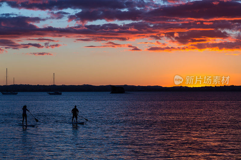 在夕阳中玩桨板