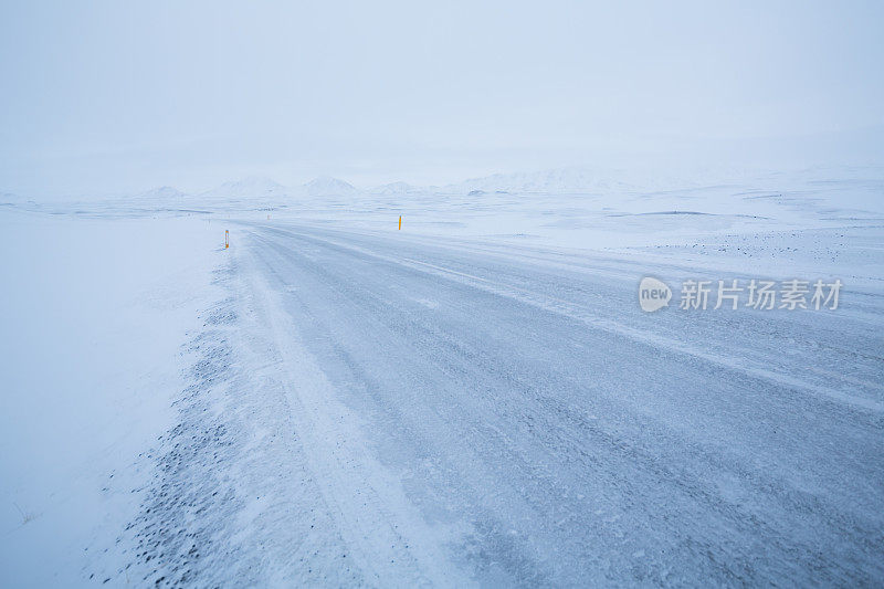 积雪覆盖的道路危险，滑