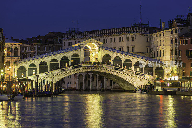 黄昏时分意大利大运河上的威尼斯里亚托桥